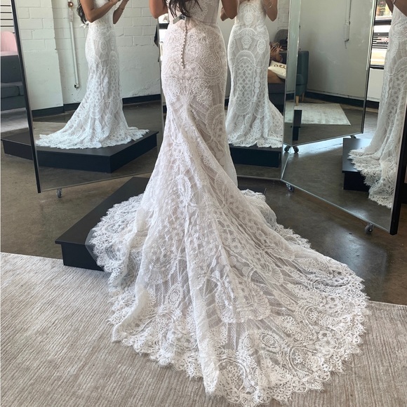 *NEVER WORN OR ALTERED Wedding dress - Picture 4 of 5